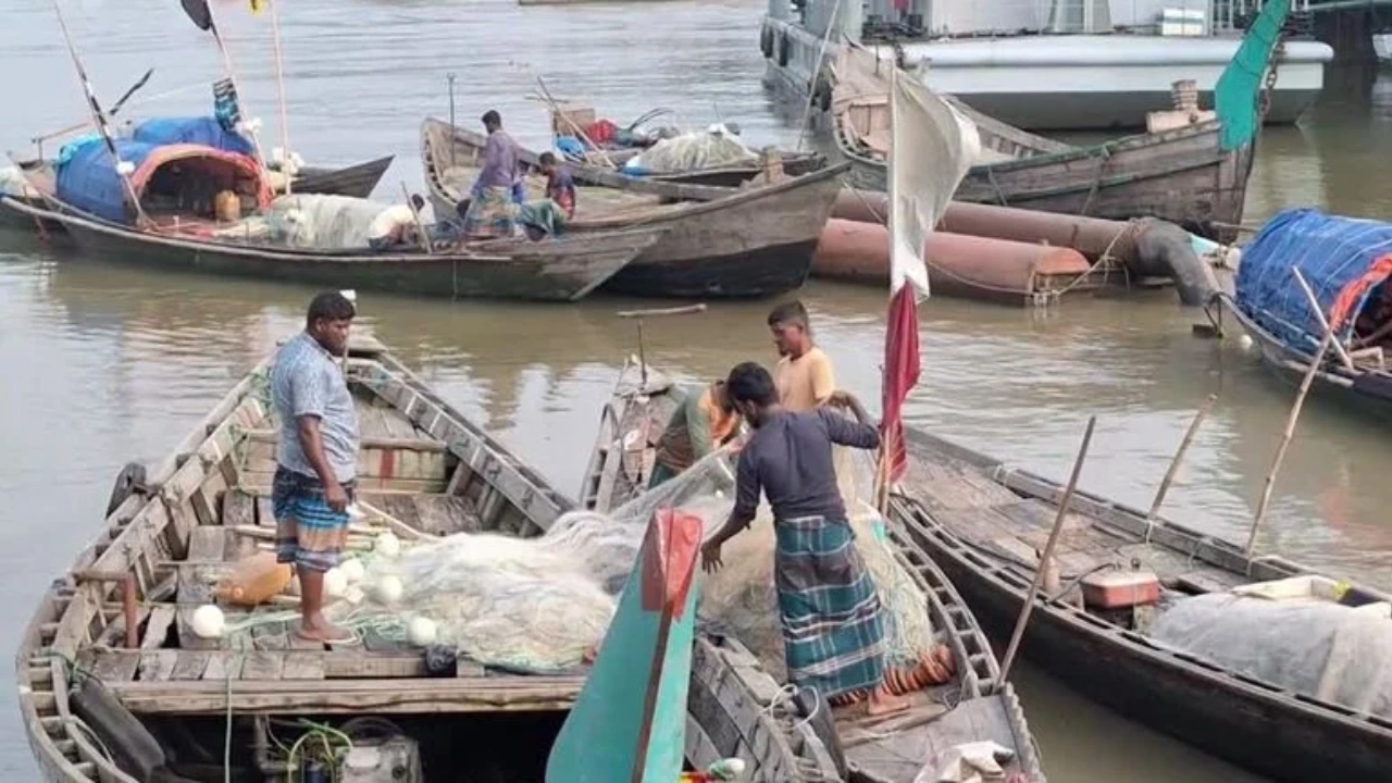২২ দিনের নিষেধাজ্ঞা শেষ, মাছ ধরতে প্রস্তুত জেলেরা